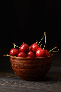 Koyu ahşap arka planda tatlı taze kiraz.