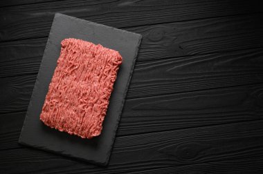 Çiğ kıyma, kıyma. Siyah arka plan. Üst Manzara. Boşluğu kopyala