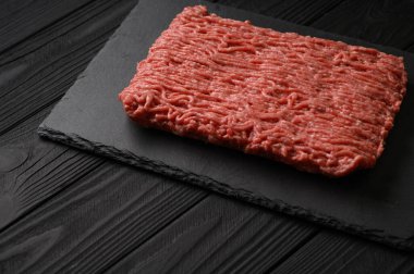 Çiğ kıyma, kıyma. Siyah arka plan. Üst Manzara. Boşluğu kopyala