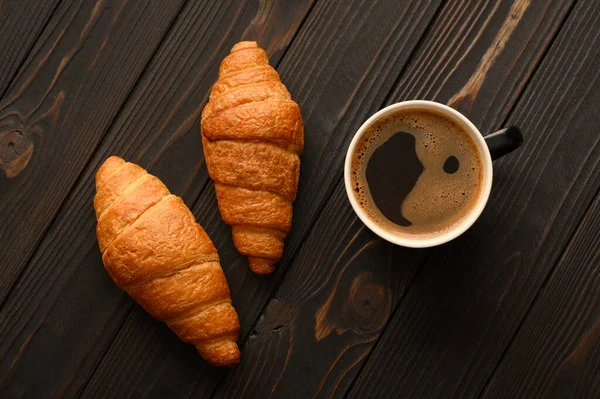 Croissants Mit Kaffee Auf Holzgrund — Stockfoto