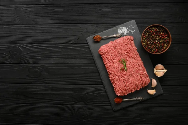 Carne Fresca Cruda Carne Pollo Molida Una Tabla Cortar Madera —  Fotos de Stock