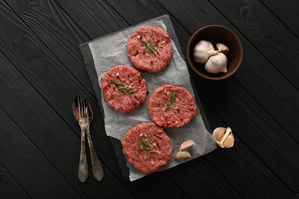 Hamburguesas Carne Cruda Tablero Madera Del Carnicero Romero Pimienta Fondo —  Fotos de Stock