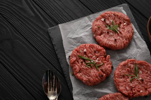 Hamburguesas Carne Cruda Tablero Madera Del Carnicero Romero Pimienta Fondo —  Fotos de Stock