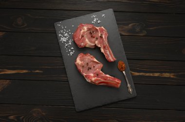 Köy ahşap arka planda çiğ et Ribeye Bifteği