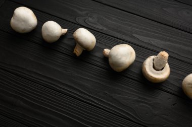 Taze beyaz mantar champignon ahşap arka plan üzerinde. Üstten Görünüm. Kopya alanı.