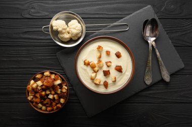 Kremalı karnabahar çorbası ve ev yapımı kızarmış ekmek..