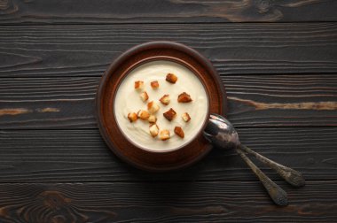 Kremalı karnabahar çorbası ve ev yapımı kızarmış ekmek..