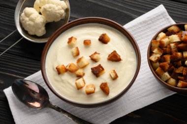 Kremalı karnabahar çorbası ve ev yapımı kızarmış ekmek..