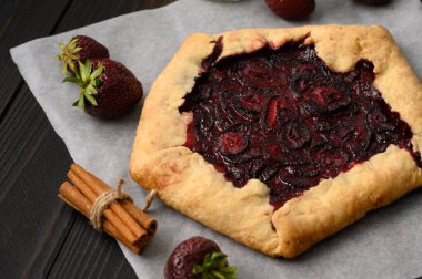 Koyu ahşap arka planda çilek galeti. Ev yapımı.