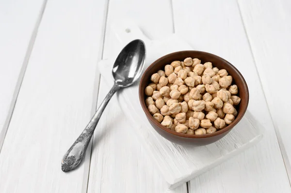 Uncooked Chickpeas Bowl White Wooden Background — Stockfoto