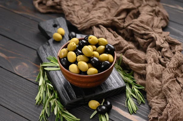 Black Green Olives Dark Wooden Rustic Background — Stock Photo, Image