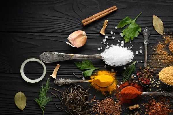 Kleurrijke Verschillende Kruiden Specerijen Koken Donkere Houten Rustieke Achtergrond — Stockfoto