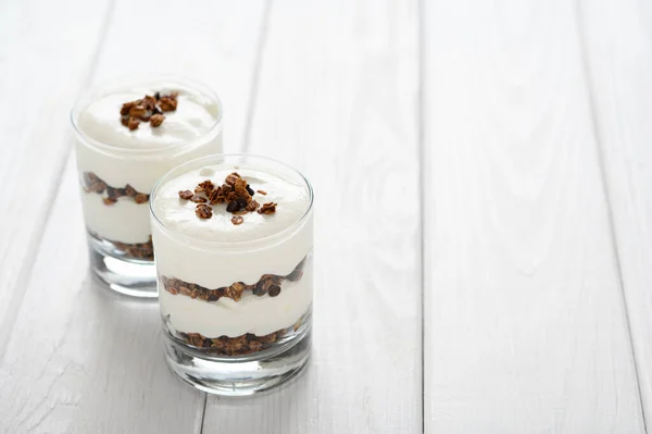 Dessert Mit Mascarpone Und Müsli Auf Weißem Holzgrund — Stockfoto