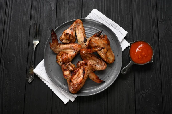 Νόστιμο Κοτόπουλο Φτερά Στα Κάρβουνα Μπάρμπεκιου Μπαχαρικά Και Λαχανικά Μέχρι — Φωτογραφία Αρχείου