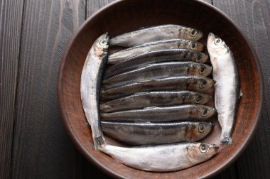 Kırsal ahşap arka planda taze ringa balığı, yakın çekim