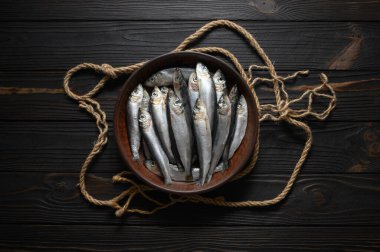 Kırsal ahşap arka planda taze ringa balığı, yakın çekim