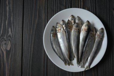 Kırsal ahşap arka planda taze sardalyalar..