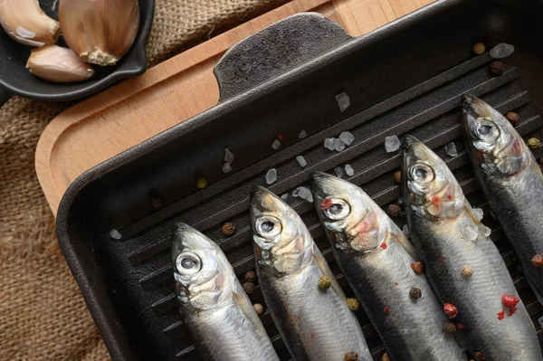 Sardinas Frescas Sobre Fondo Rústico —  Fotos de Stock