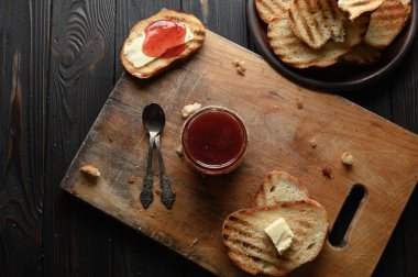 Ev yapımı çilek reçelli tost ekmeği ve kahvaltıda ya da kahvaltıda tereyağlı köy masası..