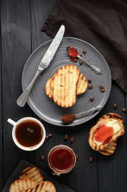 Kahveli, tostlu, reçelli ve tereyağlı Continental kahvaltı. Nefis kahve masası..