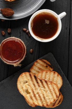 Kahveli, tostlu, reçelli ve tereyağlı Continental kahvaltı. Nefis kahve masası..