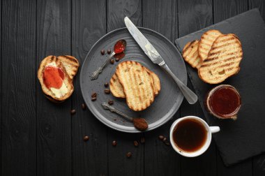 Kahveli, tostlu, reçelli ve tereyağlı Continental kahvaltı. Nefis kahve masası..