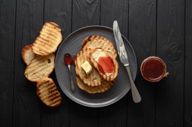 Kahveli, tostlu, reçelli ve tereyağlı Continental kahvaltı. Nefis kahve masası..