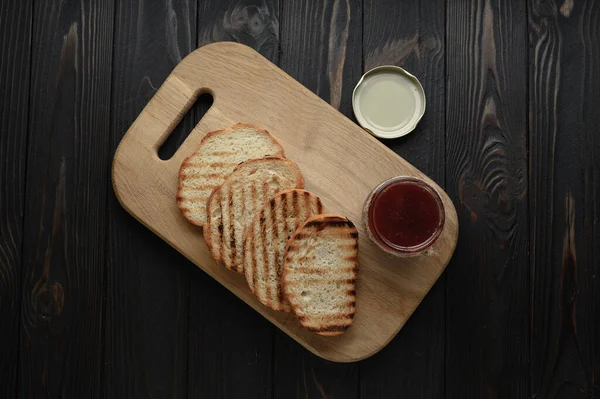 Pan Tostado Con Mermelada Fresa Casera Mesa Rústica Con Mantequilla — Foto de Stock