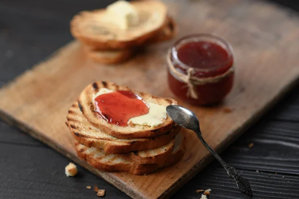Toust Chléb Domácí Jahodovou Marmeládou Rustikálním Stole Máslem Snídani Nebo — Stock fotografie