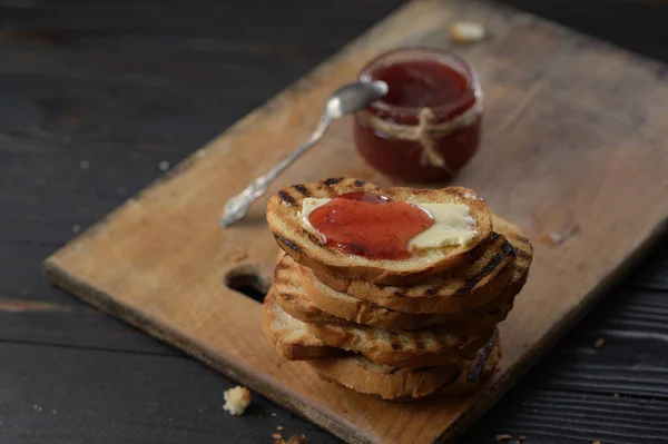 Toust Chléb Domácí Jahodovou Marmeládou Rustikálním Stole Máslem Snídani Nebo — Stock fotografie