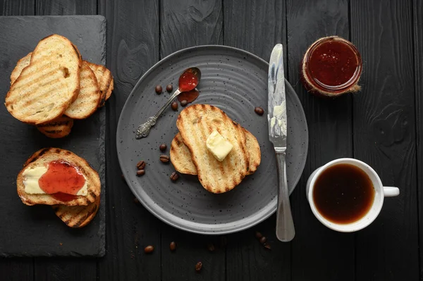 Kahveli, tostlu, reçelli ve tereyağlı Continental kahvaltı. Nefis kahve masası..