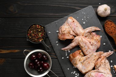 Kırsal ahşap arka planda vişneli tavuk kanadı.