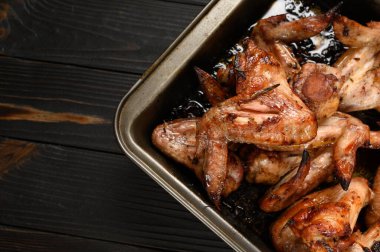 iştah açıcı tavuk kanat ızgara barbekü baharat ve sebzeler gevrek kadar