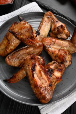 iştah açıcı tavuk kanat ızgara barbekü baharat ve sebzeler gevrek kadar