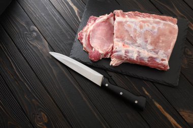 Büyük bir parça domuz filetosu ve kırsal bir arka plan..