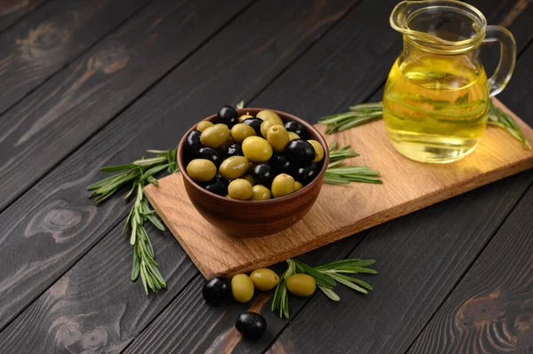 Aceitunas Negras Verdes Sobre Fondo Rústico Madera Oscura — Foto de Stock