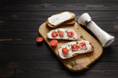 Mikroyeşillikli tostlar masada. Sağlıklı yiyecekler, vejetaryen yiyecekler ve diyet konsepti.