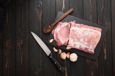 Büyük bir parça domuz filetosu ve kırsal bir arka plan..