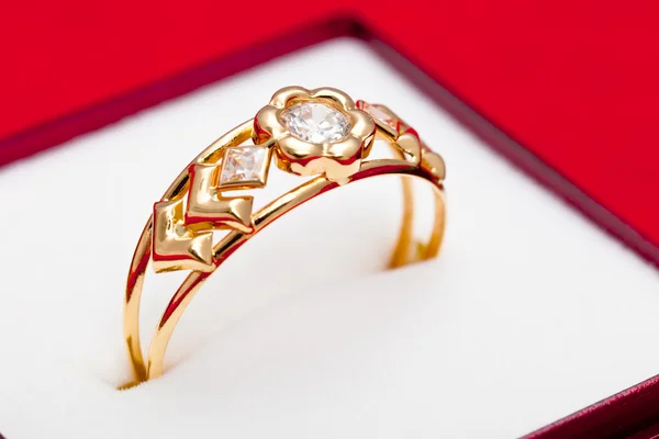 Anillo de oro con circonita blanca encantada — Foto de Stock