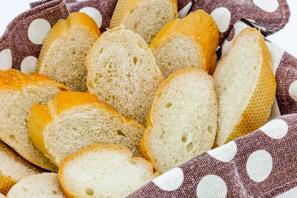 Ein Korb mit frisch gebackenem Brot — Stockfoto