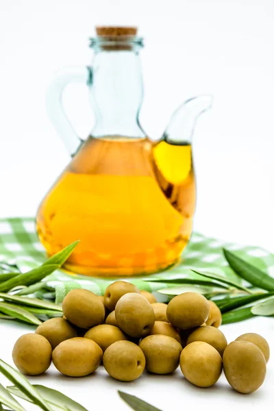 Olives vertes et huile d'olive — Photo