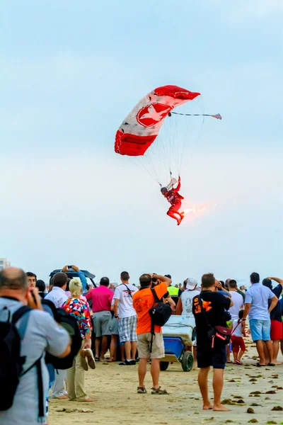 Fallschirmspringer des x-treme Flugteams — Stockfoto