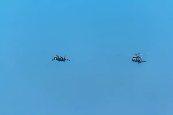 Repülőgép Harrier plusz és helikopter Seahawk — Stock Fotó