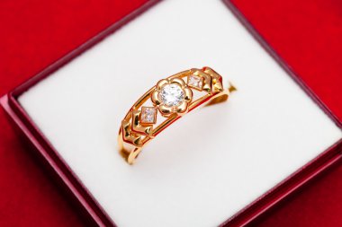 kazıma beyaz Zirkon ile altın yüzük