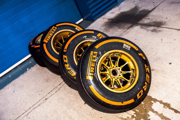 Pneus pneumáticos Pirelli — Fotografia de Stock