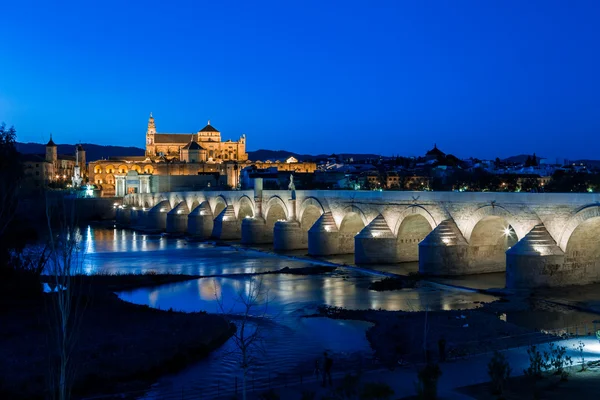 Mezquita e ponte romana — Fotografia de Stock