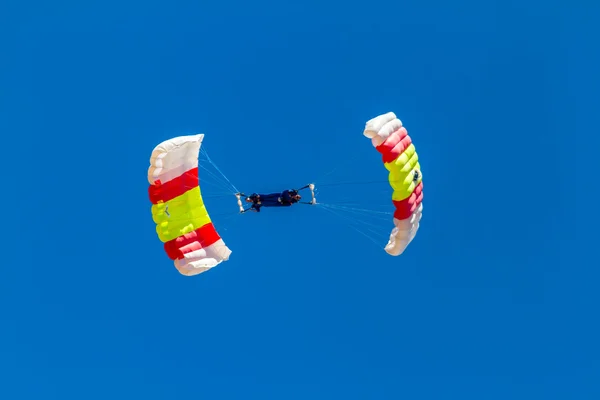 Parachutist van de papea — Stockfoto