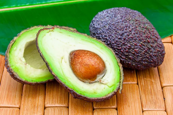 Verschillende rijpe avocado 's — Stockfoto