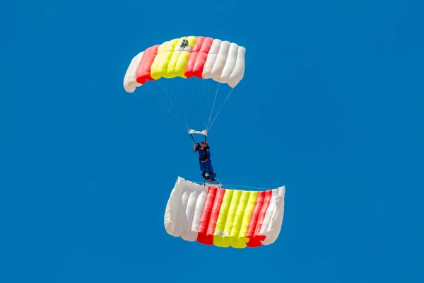 Parachutist van de papea — Stockfoto