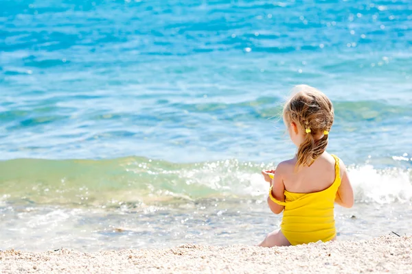 Børneafslappende på stranden - Stock-foto